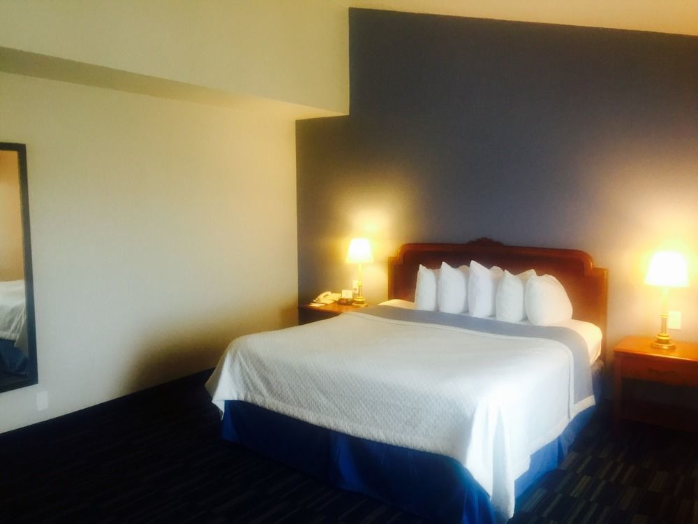 Days Inn By Wyndham Monterey Downtown Екстер'єр фото